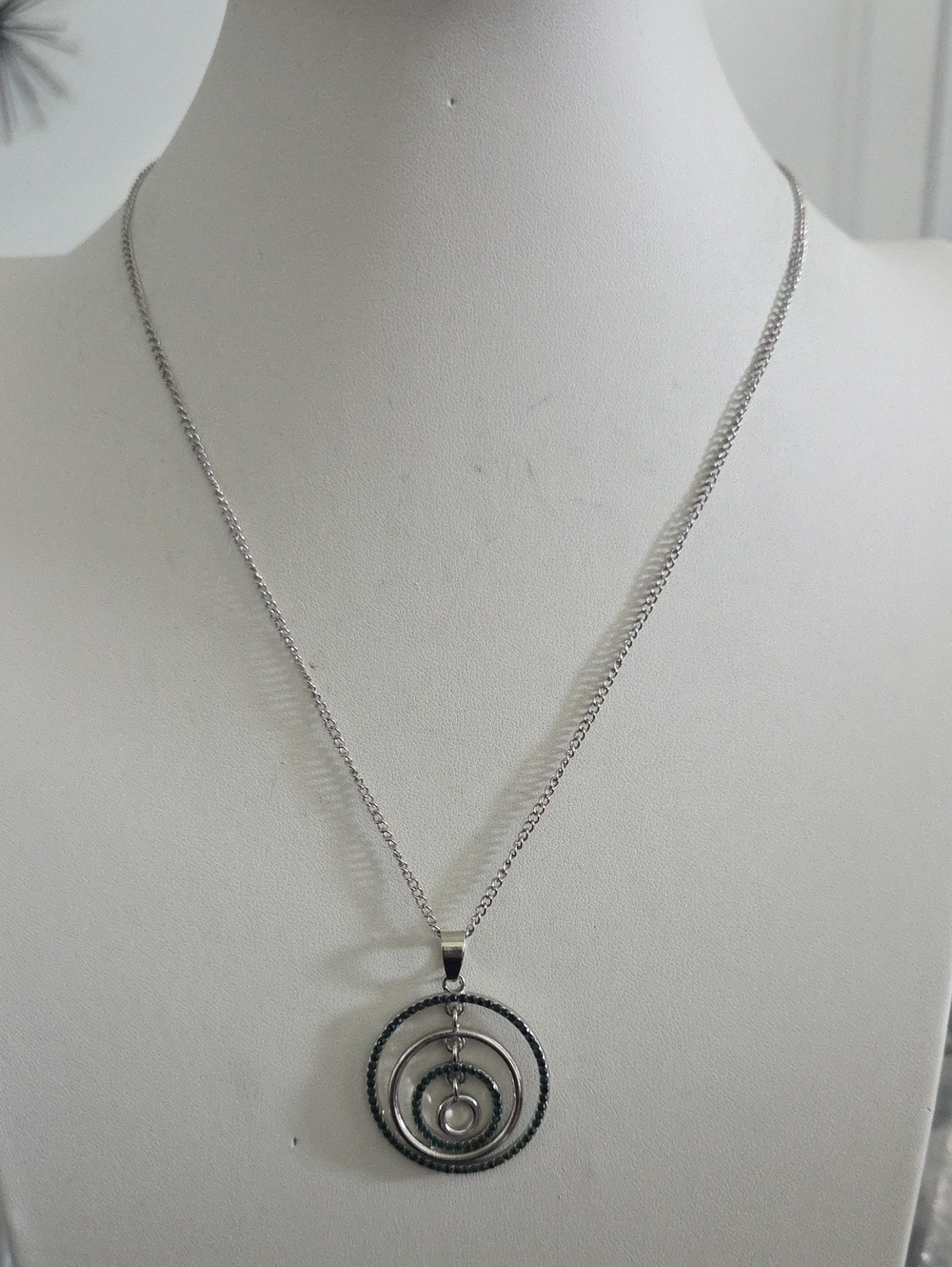 Paparazzi Upper Eastside Green Necklace NWT - Picture 1 of 3